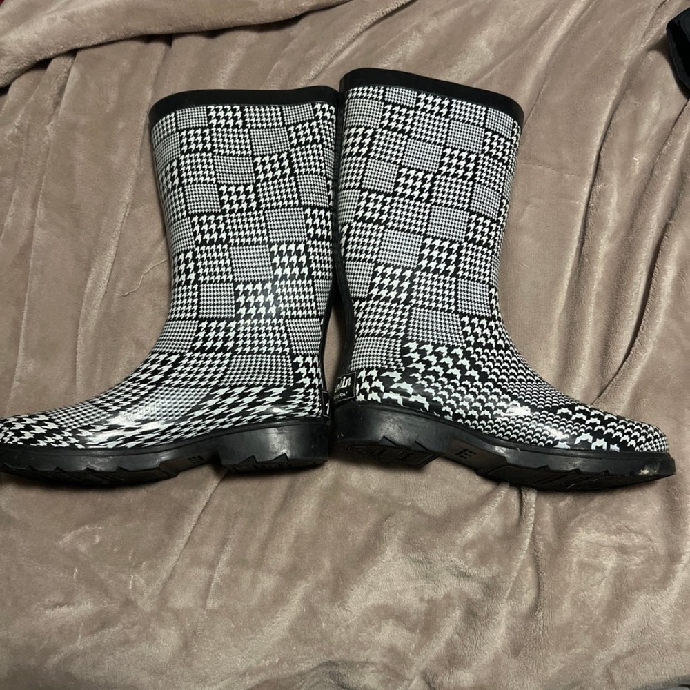 Houndstooth rain boots